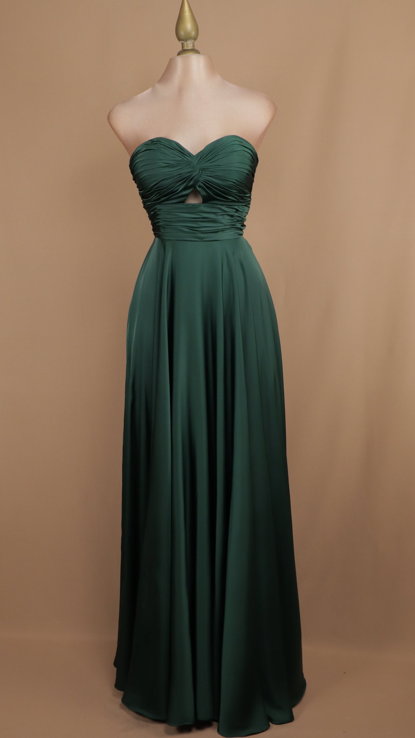 Vestido largo estraple escote en busto y satinado