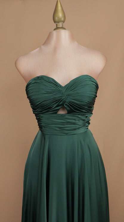 Vestido largo estraple escote en busto y satinado