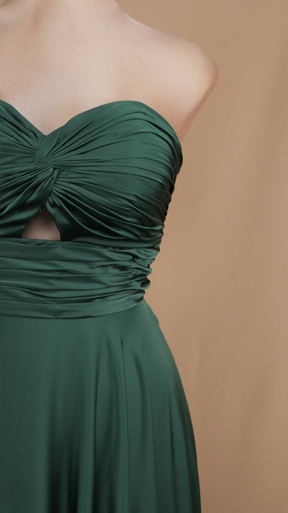 Vestido largo estraple escote en busto y satinado