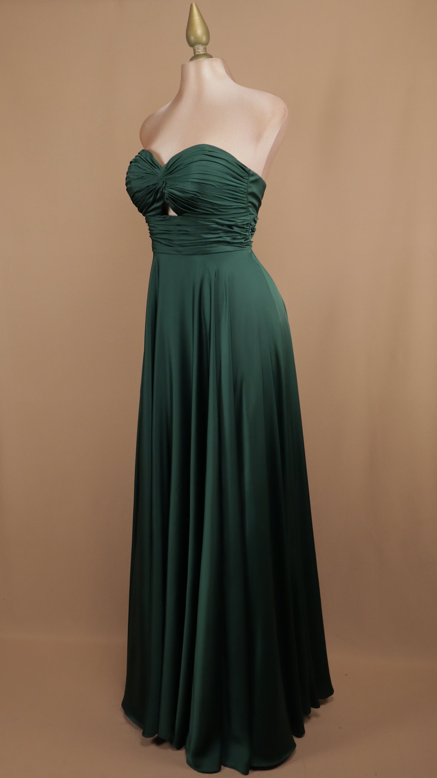 Vestido largo estraple escote en busto y satinado
