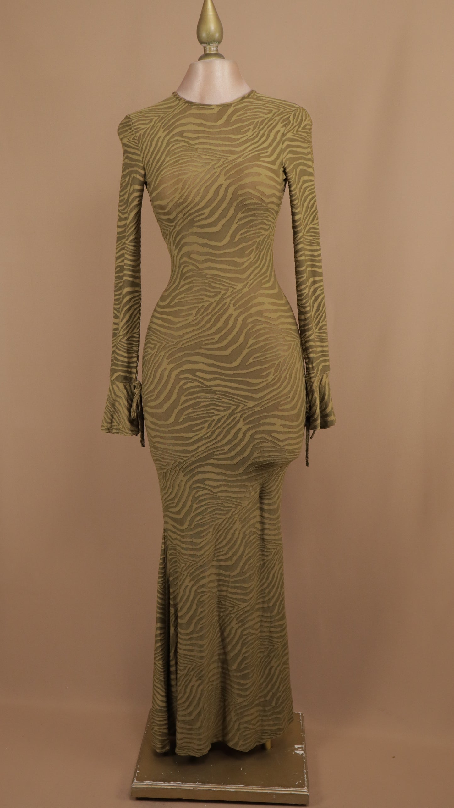 Vestido largo manga larga con escote en la espalda