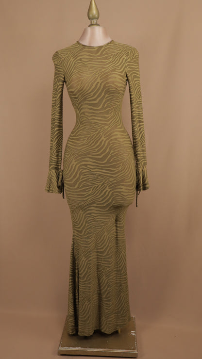 Vestido largo manga larga con escote en la espalda