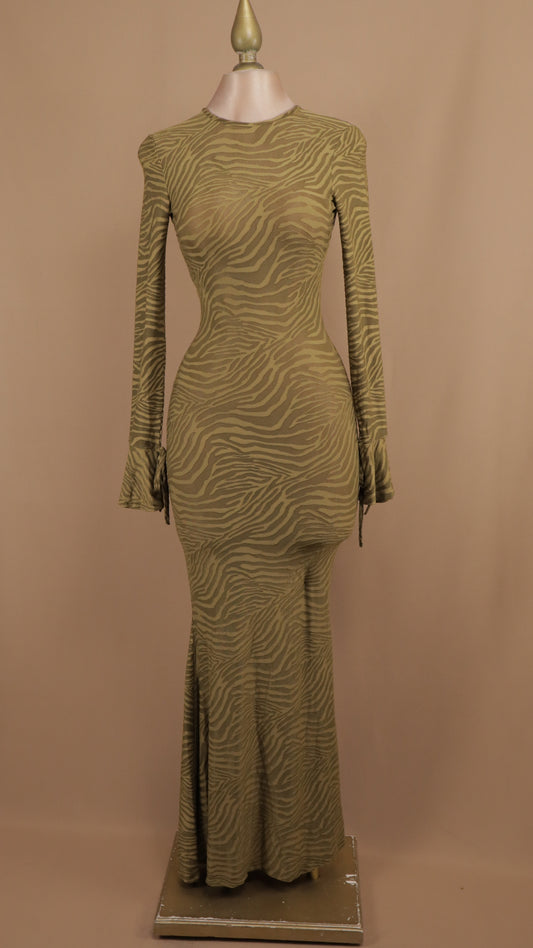 Vestido largo manga larga con escote en la espalda