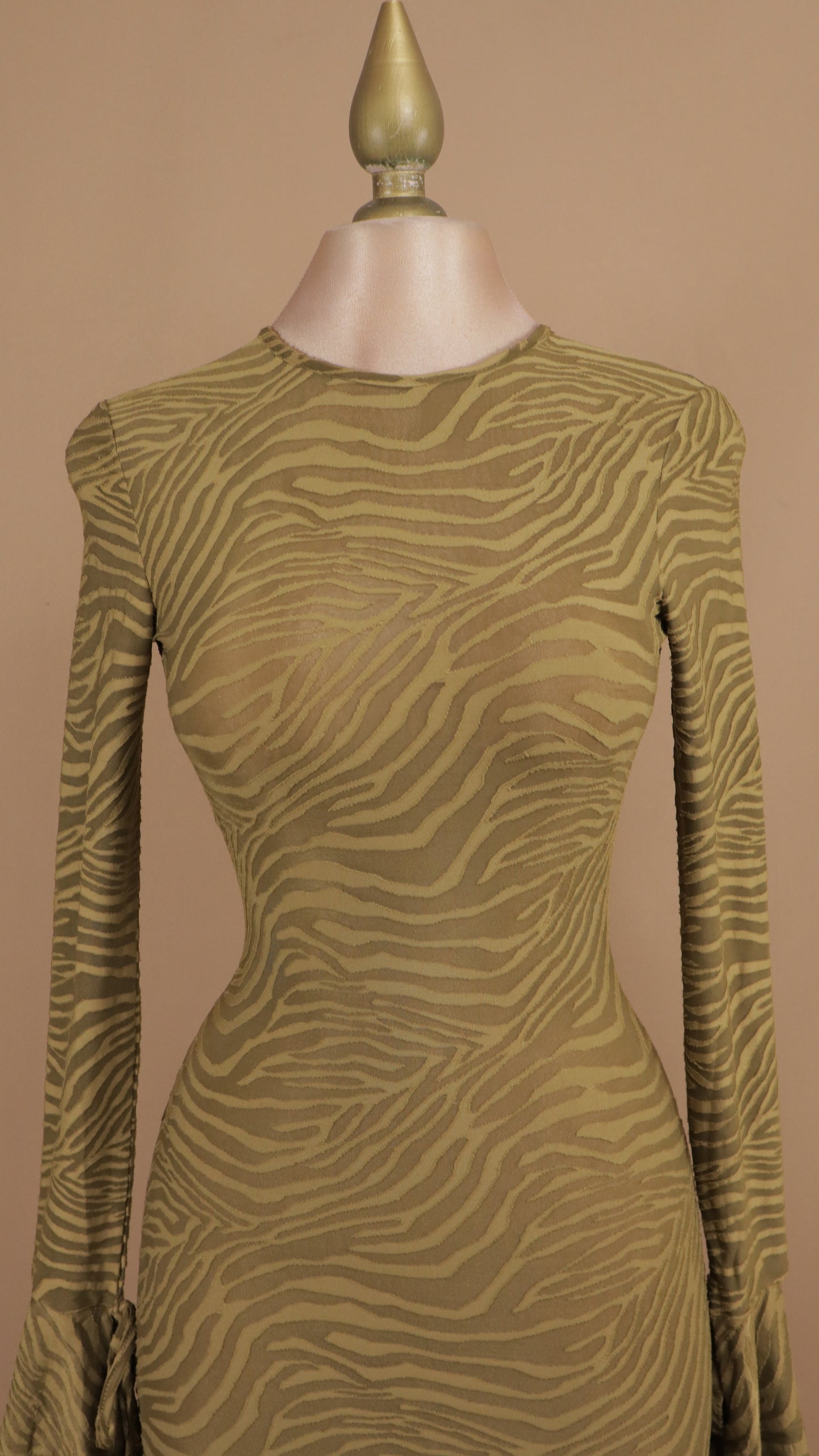 Vestido largo manga larga con escote en la espalda