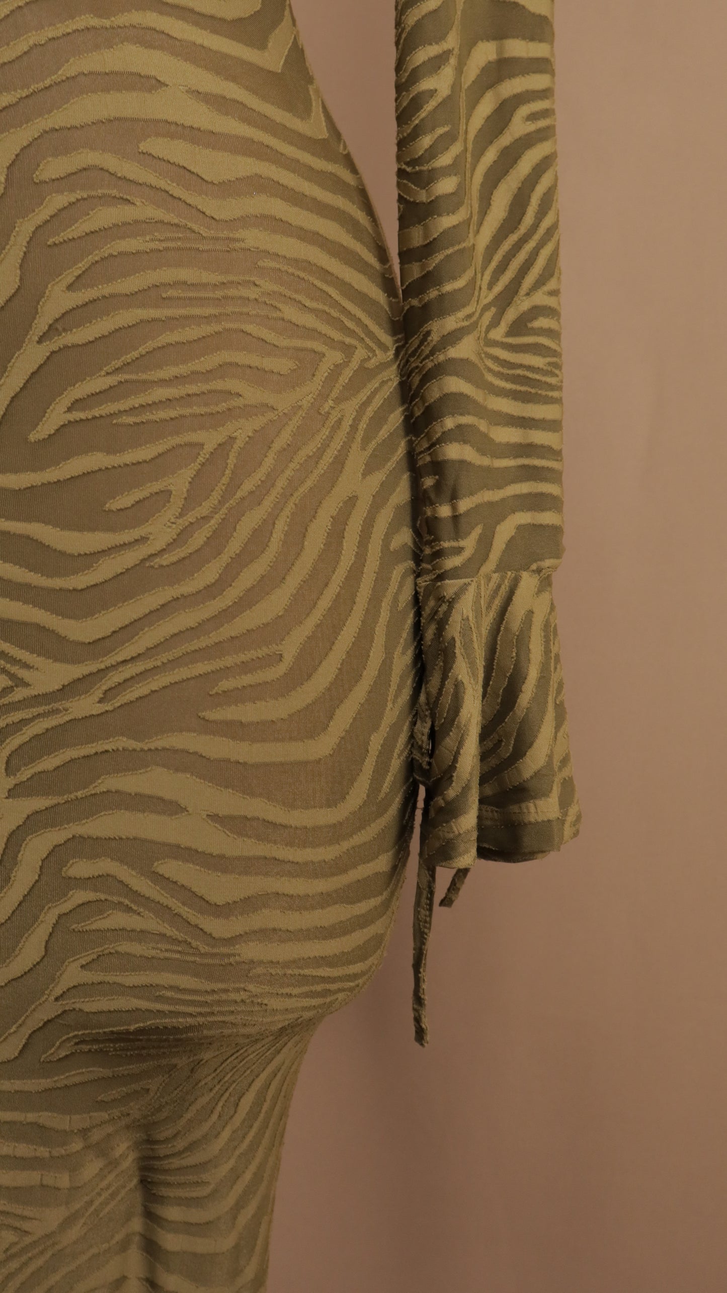 Vestido largo manga larga con escote en la espalda