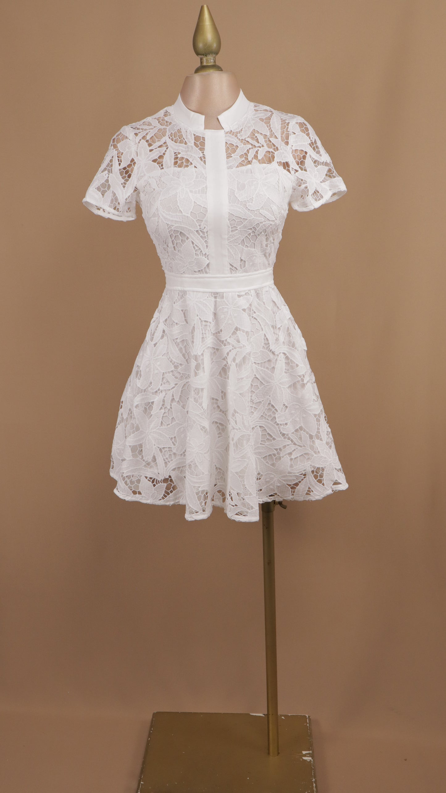 Vestido corto guipur con manga
