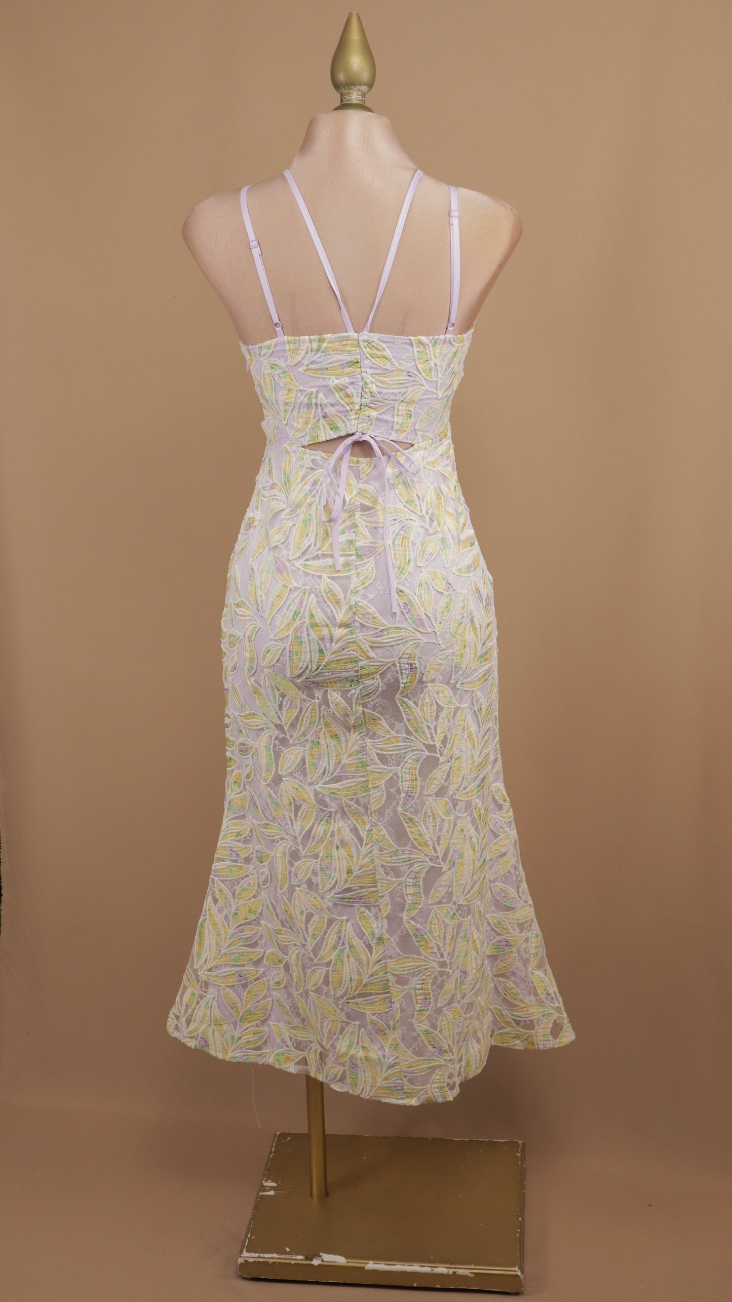 Vestido midi estampado y tipo cuello halter