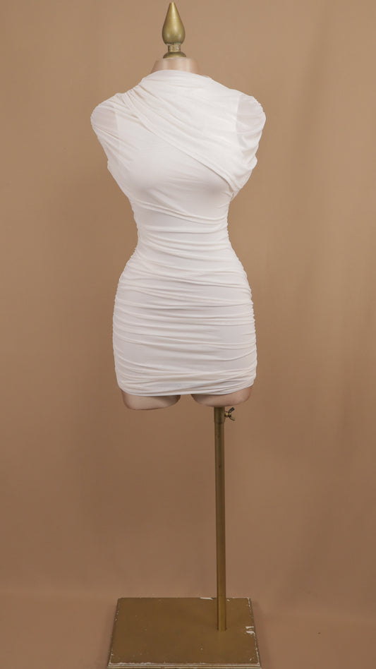 Vestido corto de pliegues y con tipo capa