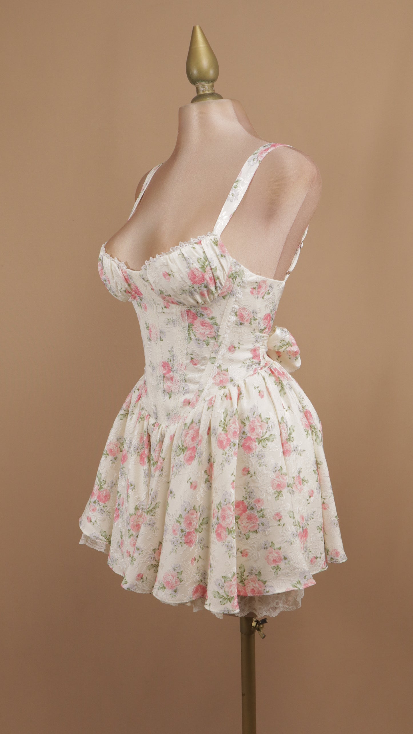 Vestido corto estampado pomposo con moño en la espalda