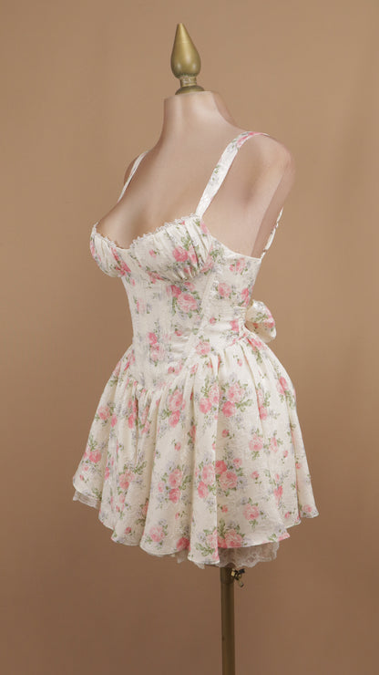 Vestido corto estampado pomposo con moño en la espalda