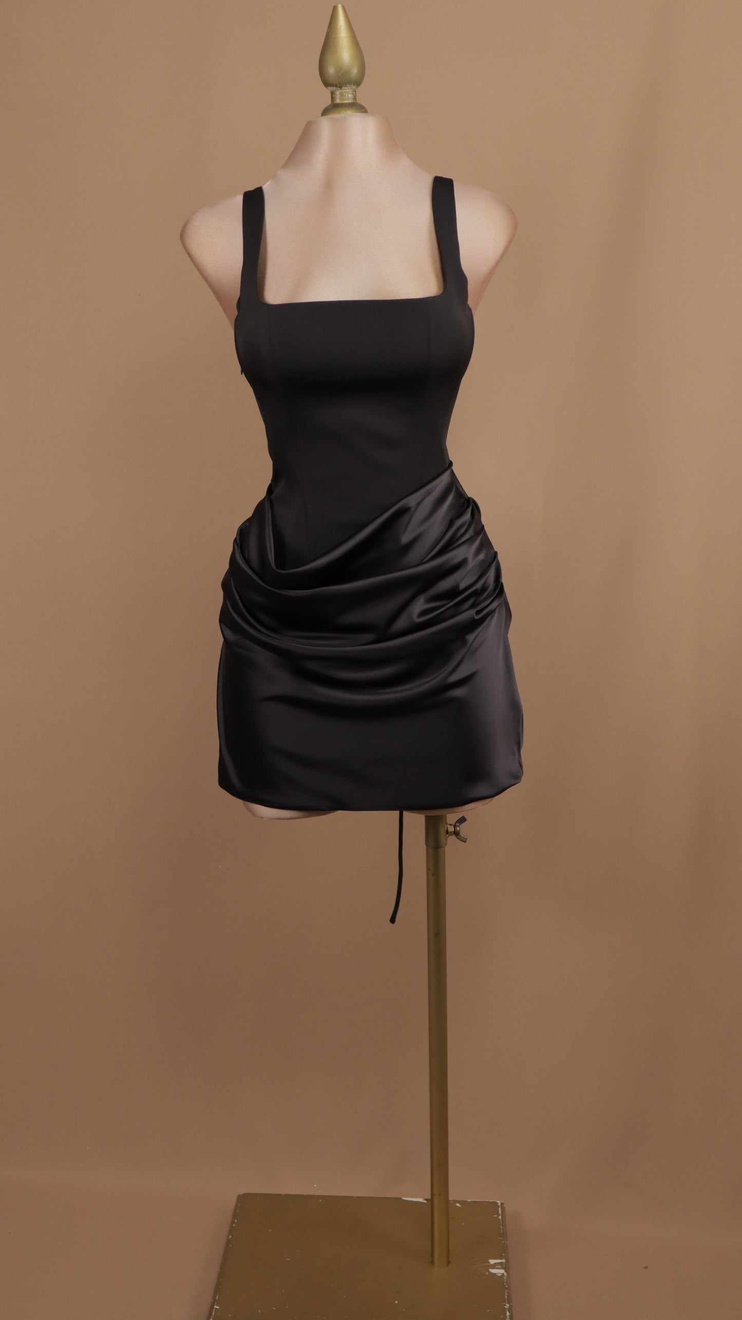 Vestido corto con corset y falda satinada