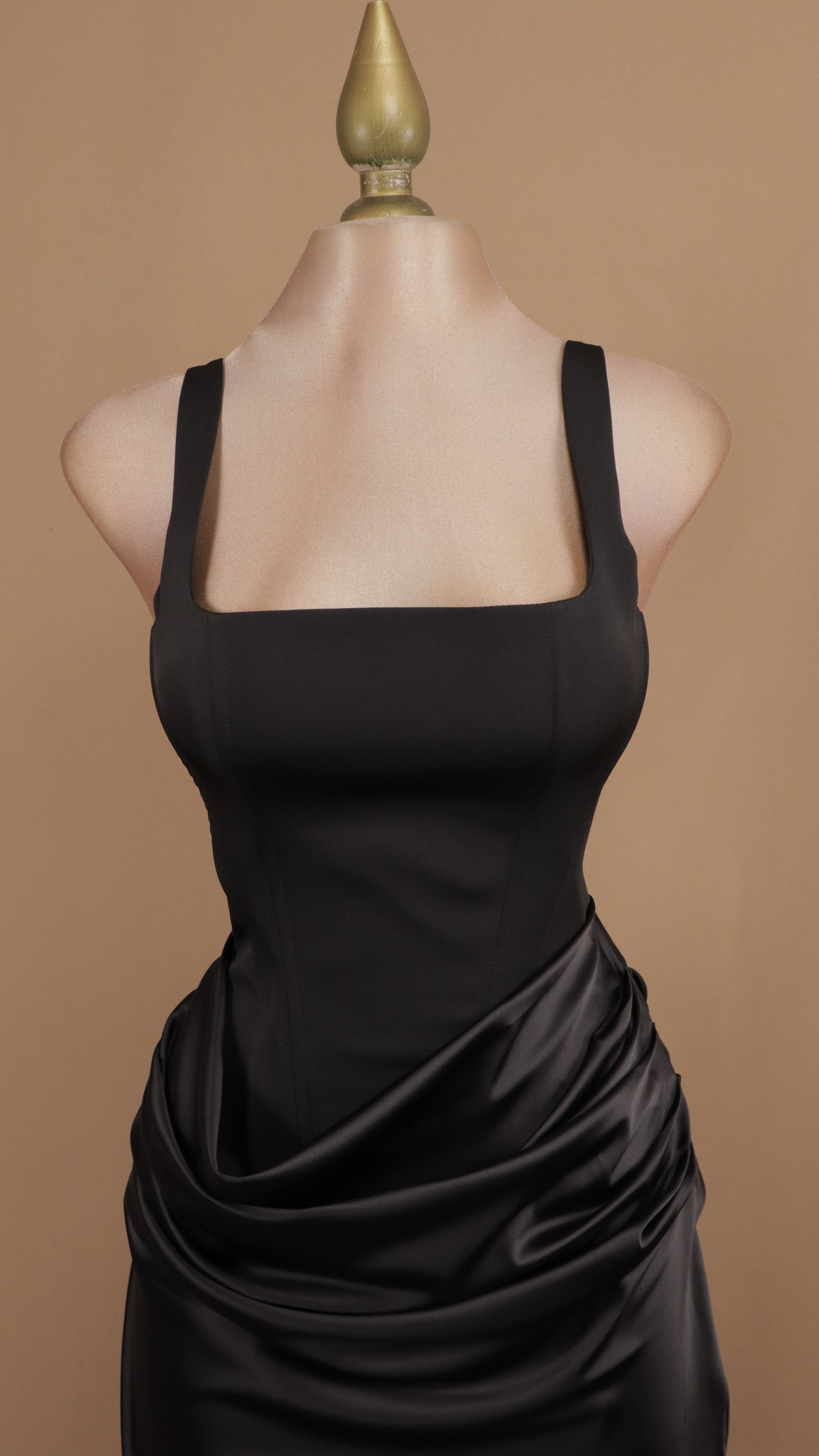 Vestido corto con corset y falda satinada