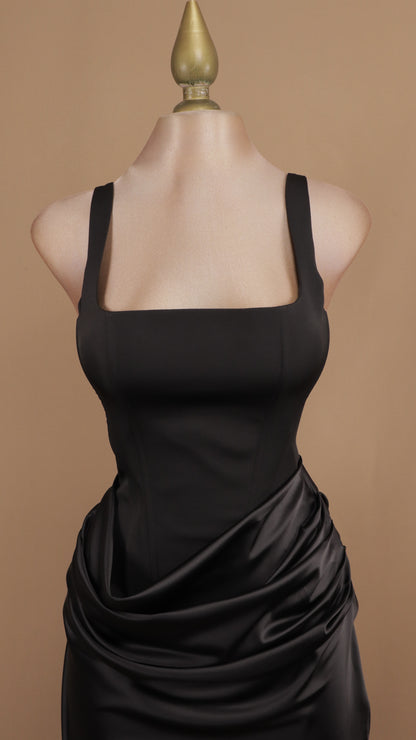Vestido corto con corset y falda satinada