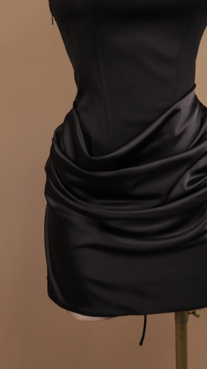 Vestido corto con corset y falda satinada