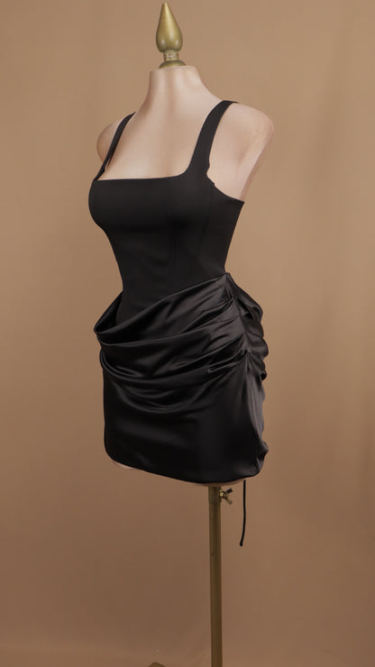 Vestido corto con corset y falda satinada