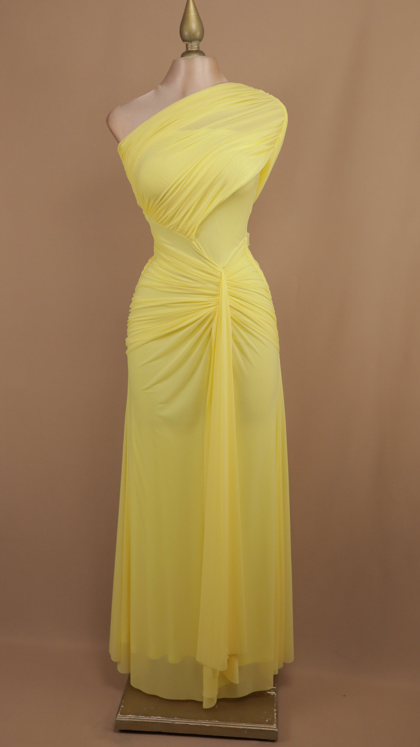 Vestido largo de malla plisado asimétrico