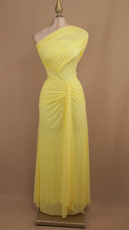 Vestido largo de malla plisado asimétrico