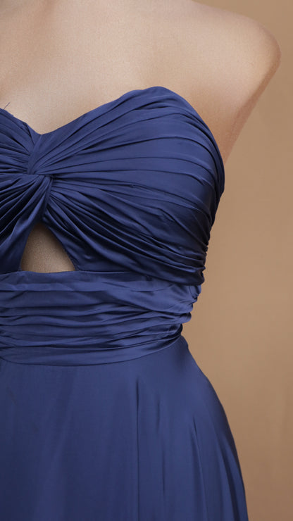Vestido largo estraple escote en busto y satinado