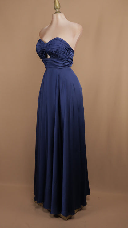 Vestido largo estraple escote en busto y satinado