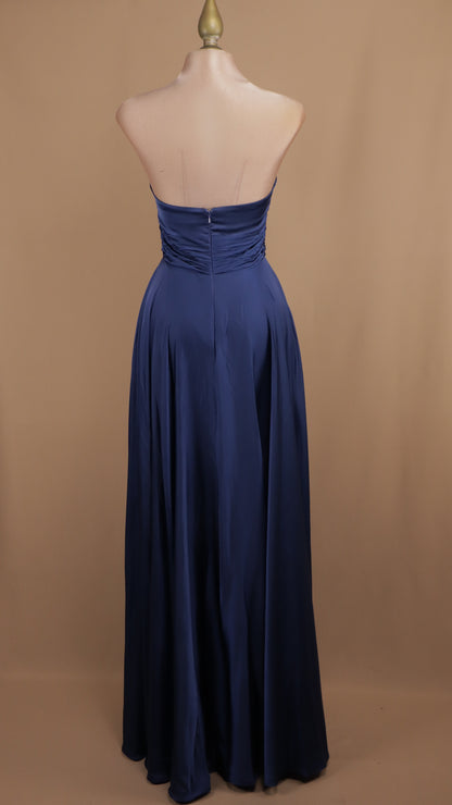 Vestido largo estraple escote en busto y satinado