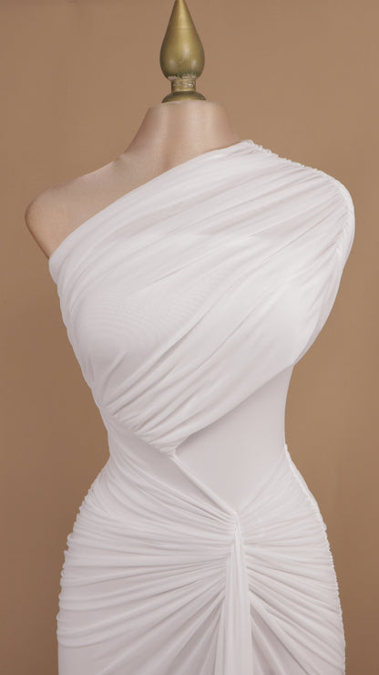 Vestido largo de malla plisado asimétrico