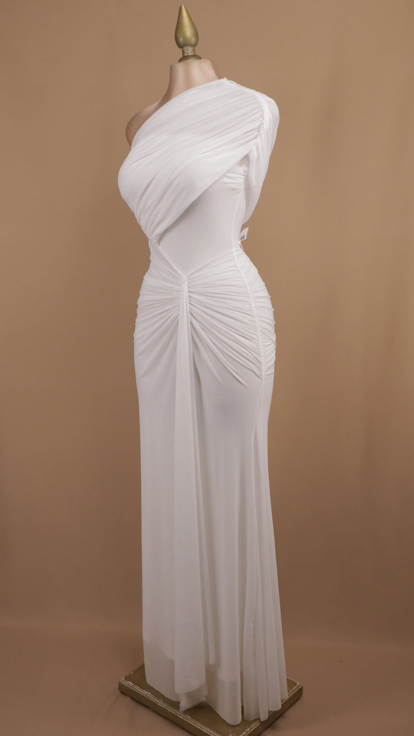 Vestido largo de malla plisado asimétrico