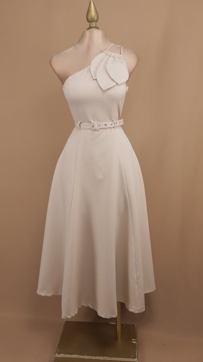 Vestido midi asimétrico con detalle en hombro