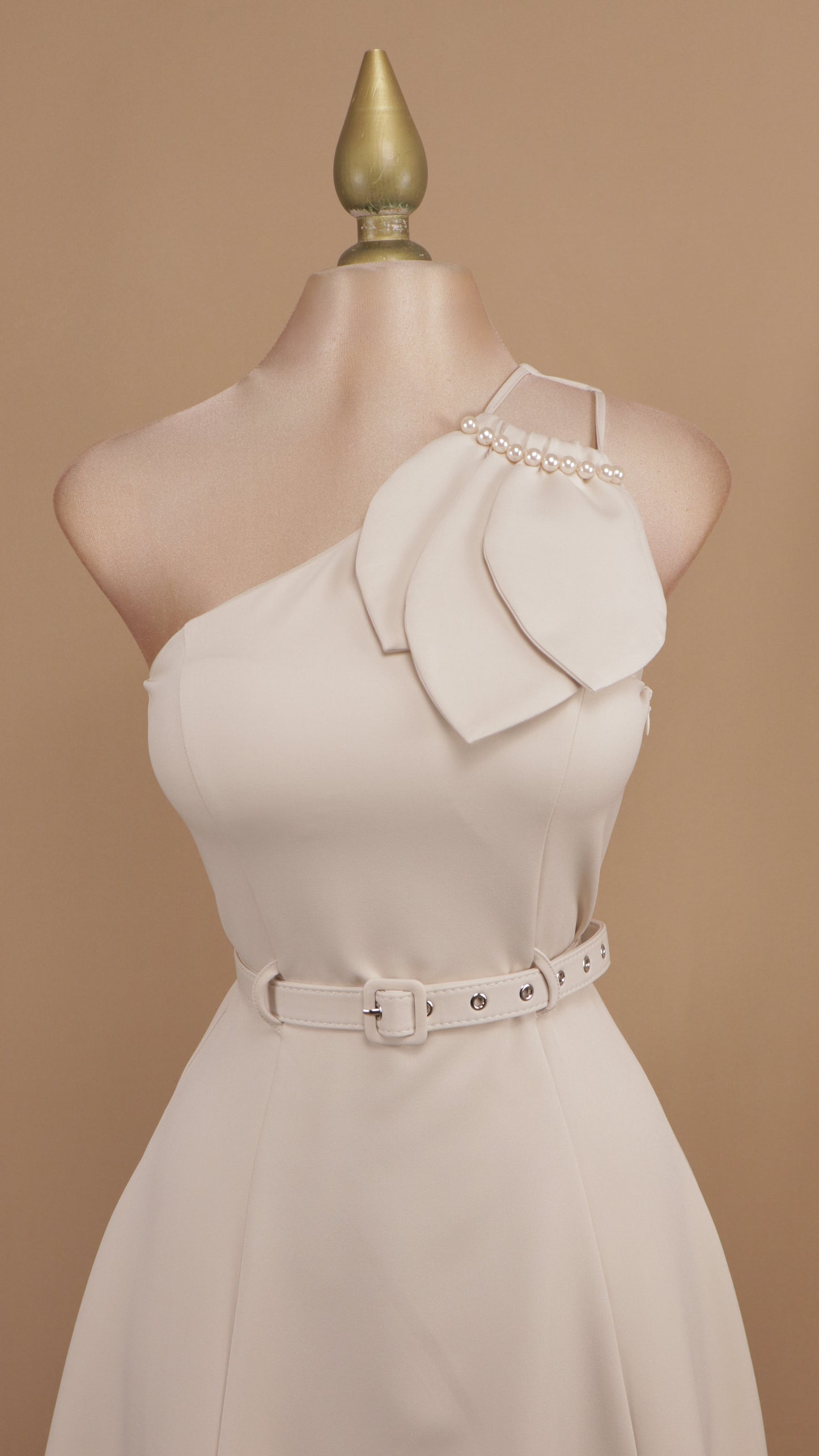 Vestido midi asimétrico con detalle en hombro