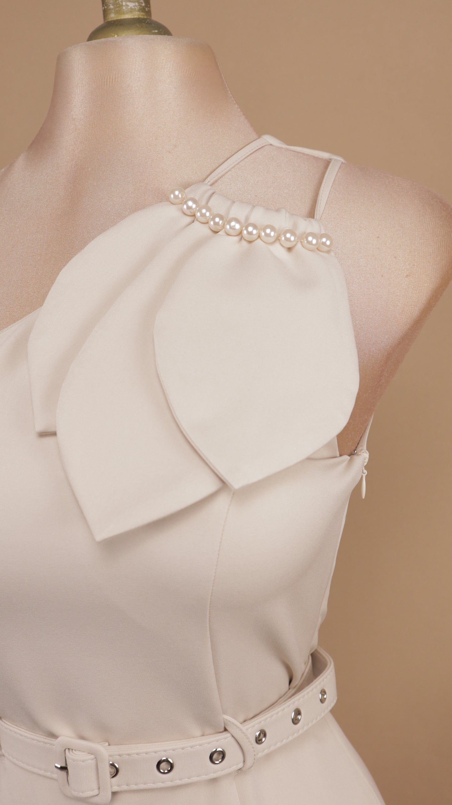 Vestido midi asimétrico con detalle en hombro