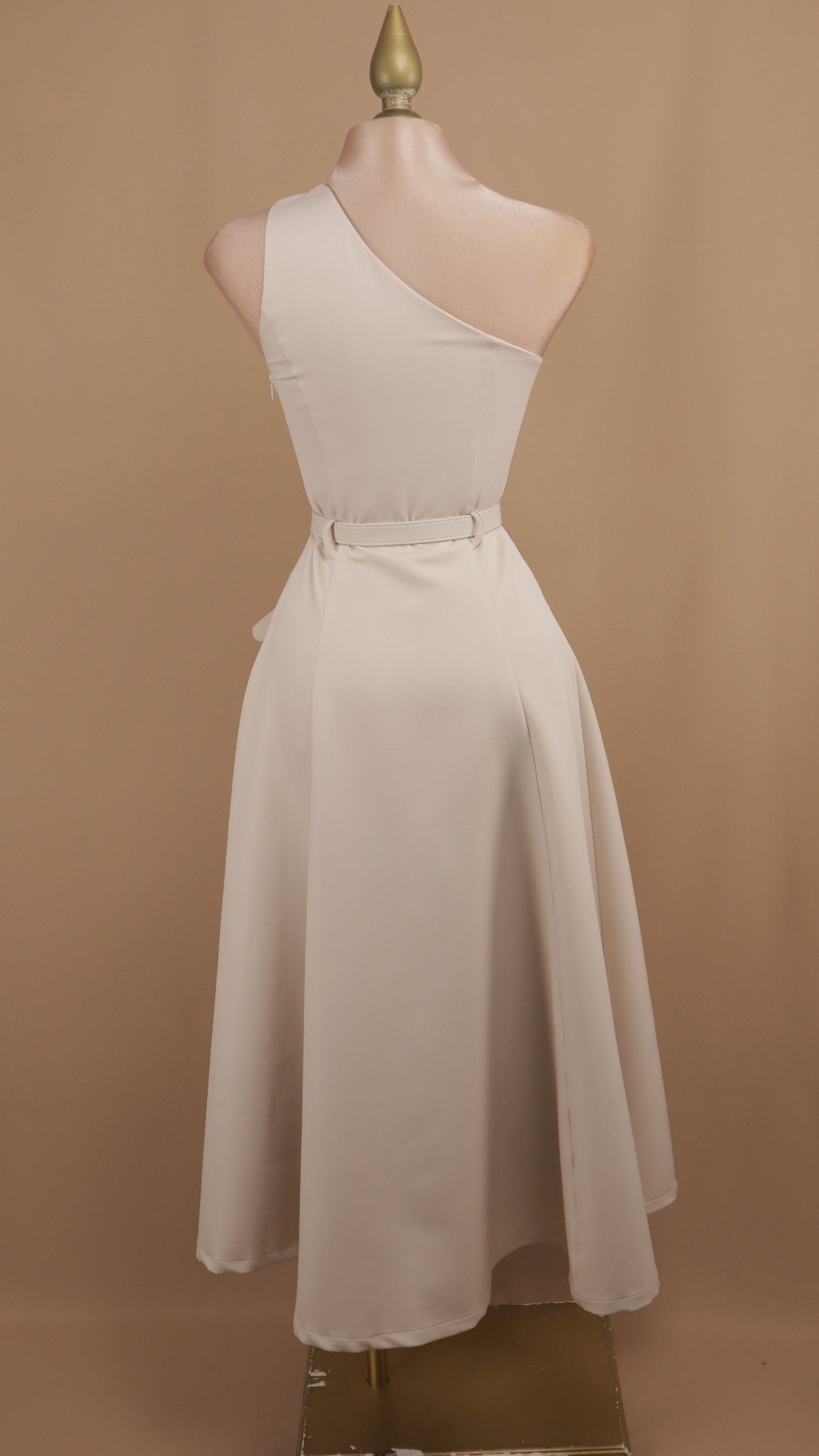 Vestido midi asimétrico con detalle en hombro