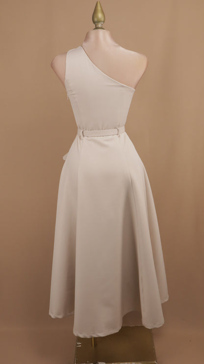 Vestido midi asimétrico con detalle en hombro