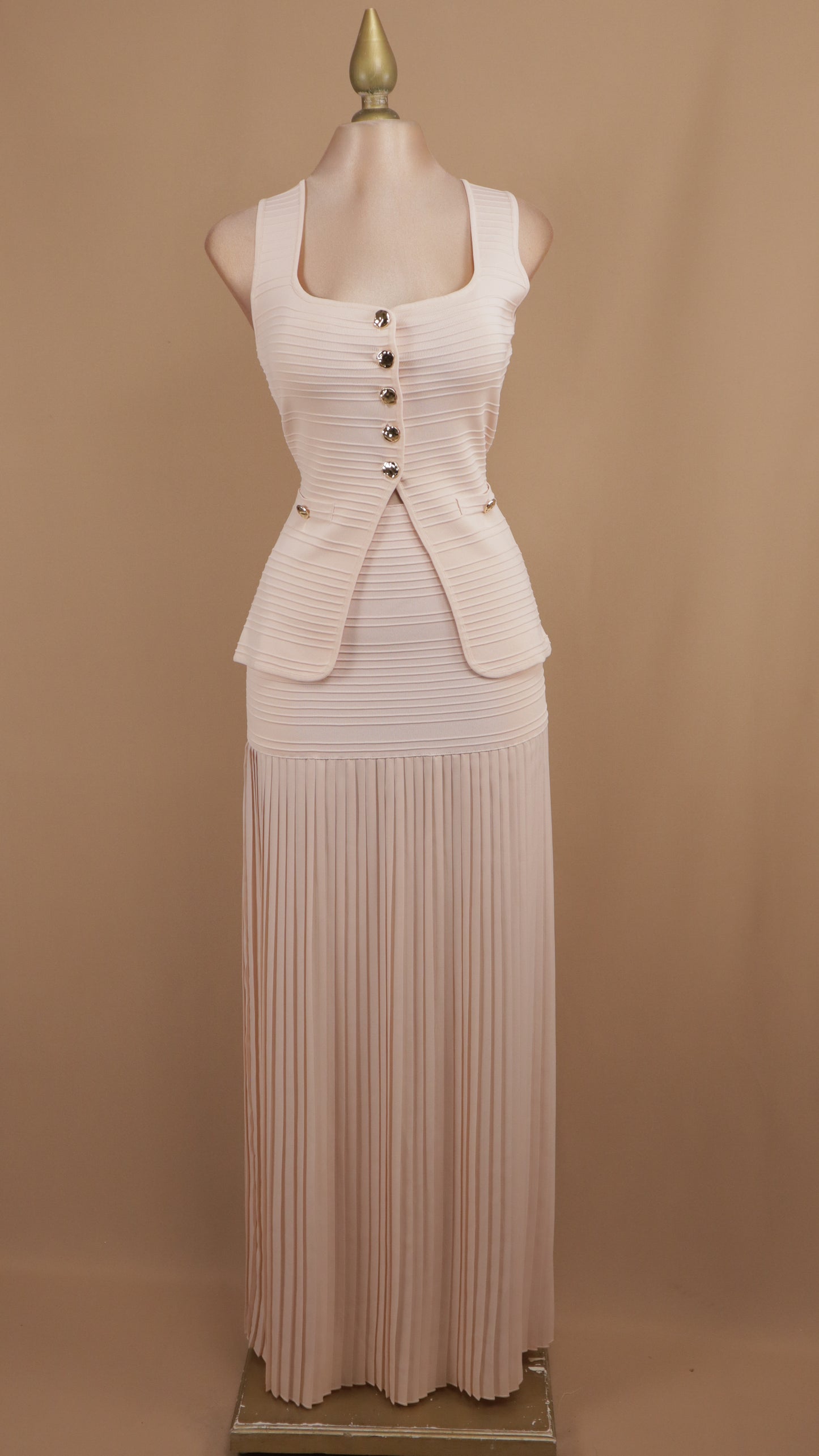 Conjunto de falda plisada y blusa