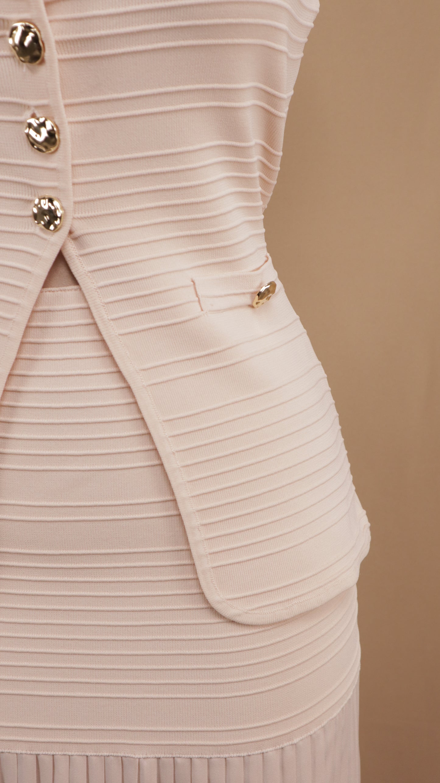 Conjunto de falda plisada y blusa