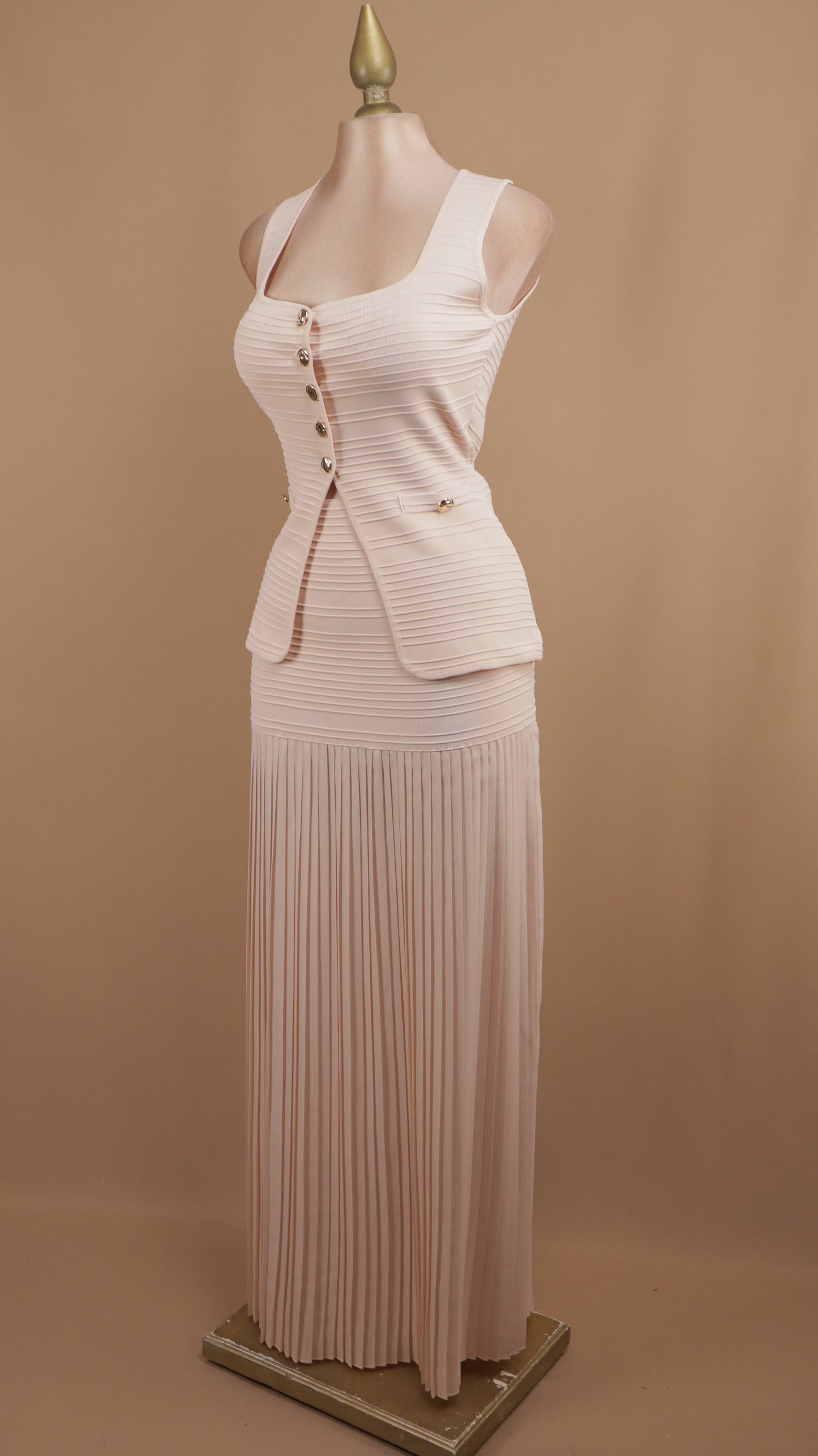 Conjunto de falda plisada y blusa