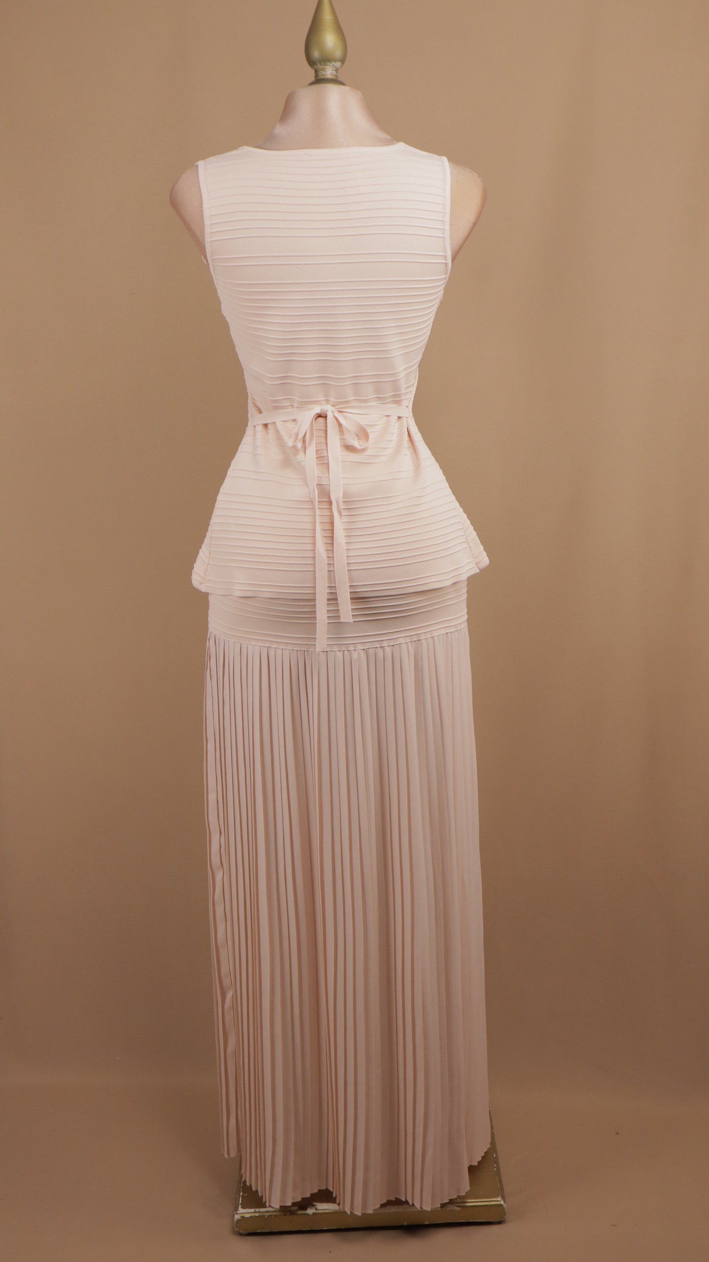 Conjunto de falda plisada y blusa