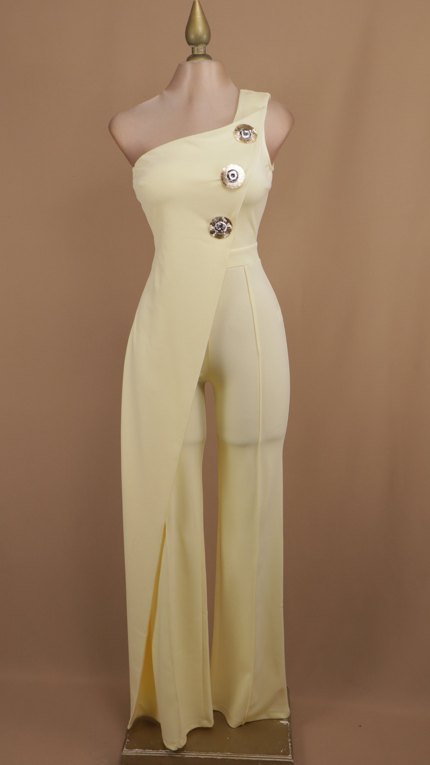 Palazzo asimétrico con botones dorados