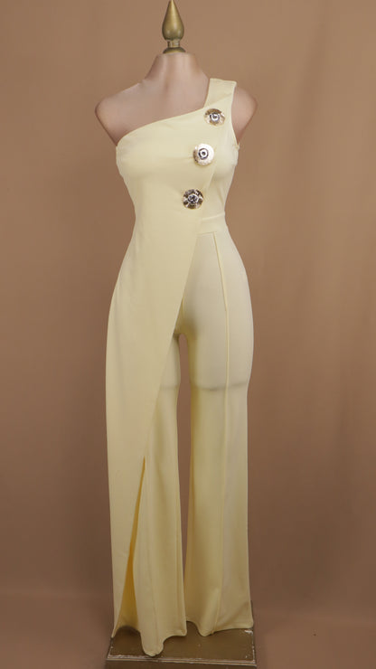 Palazzo asimétrico con botones dorados