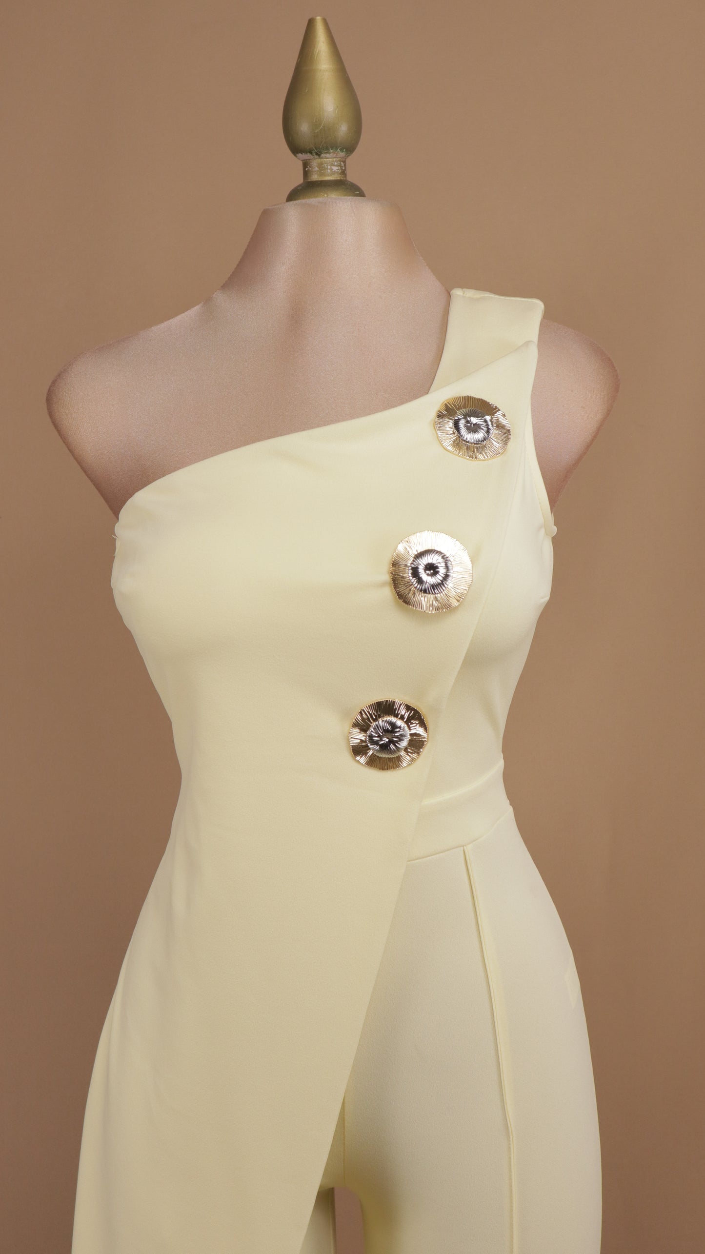 Palazzo asimétrico con botones dorados