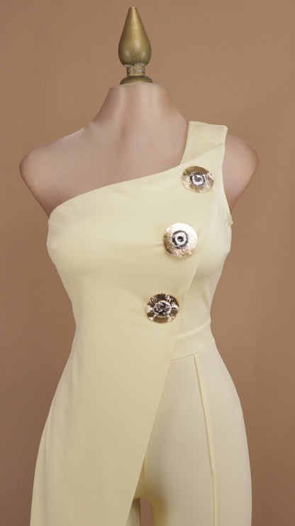 Palazzo asimétrico con botones dorados