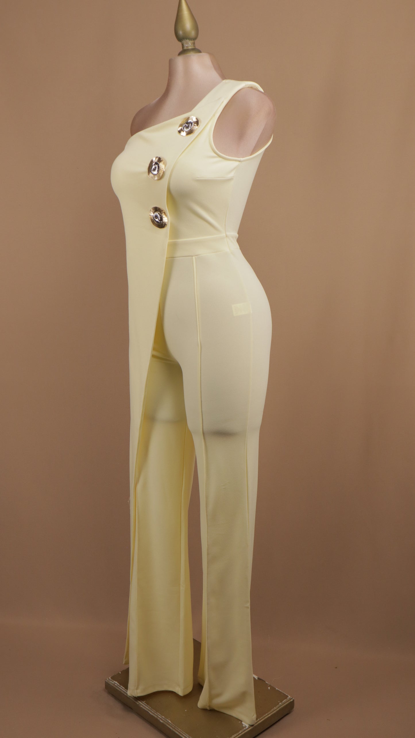 Palazzo asimétrico con botones dorados