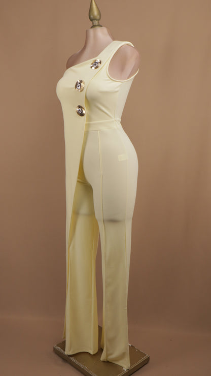 Palazzo asimétrico con botones dorados