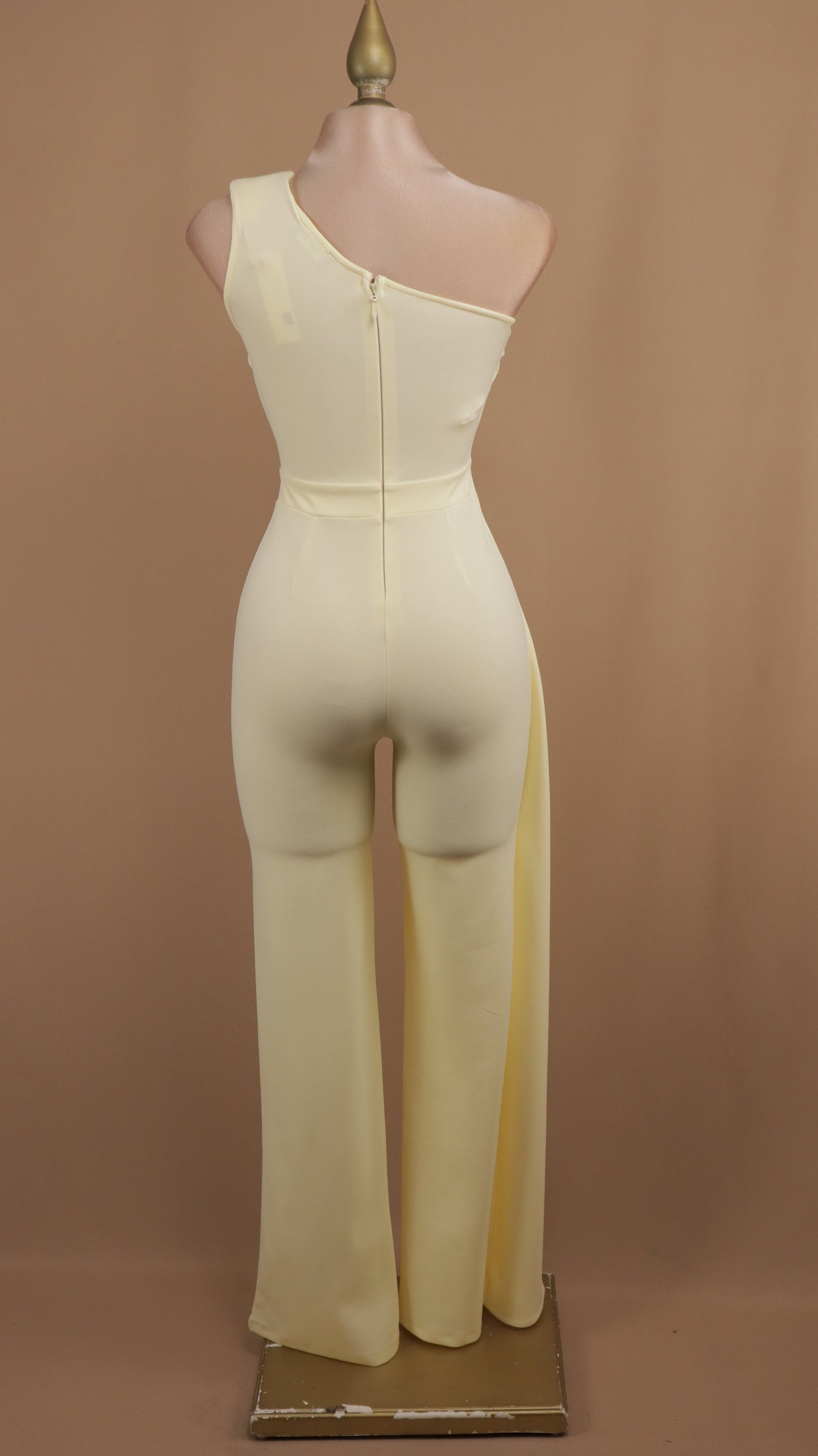 Palazzo asimétrico con botones dorados