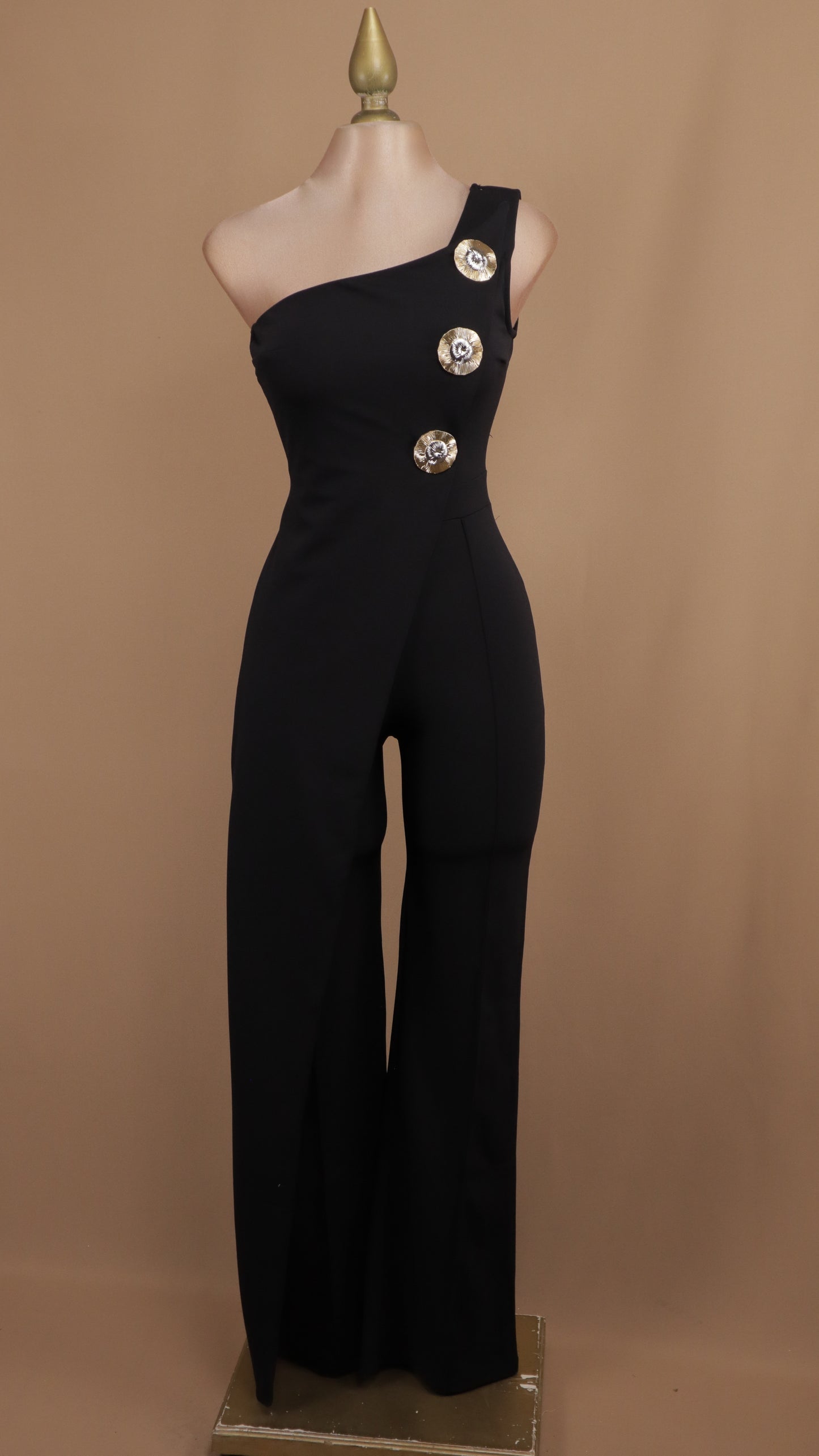 Palazzo asimétrico con botones dorados