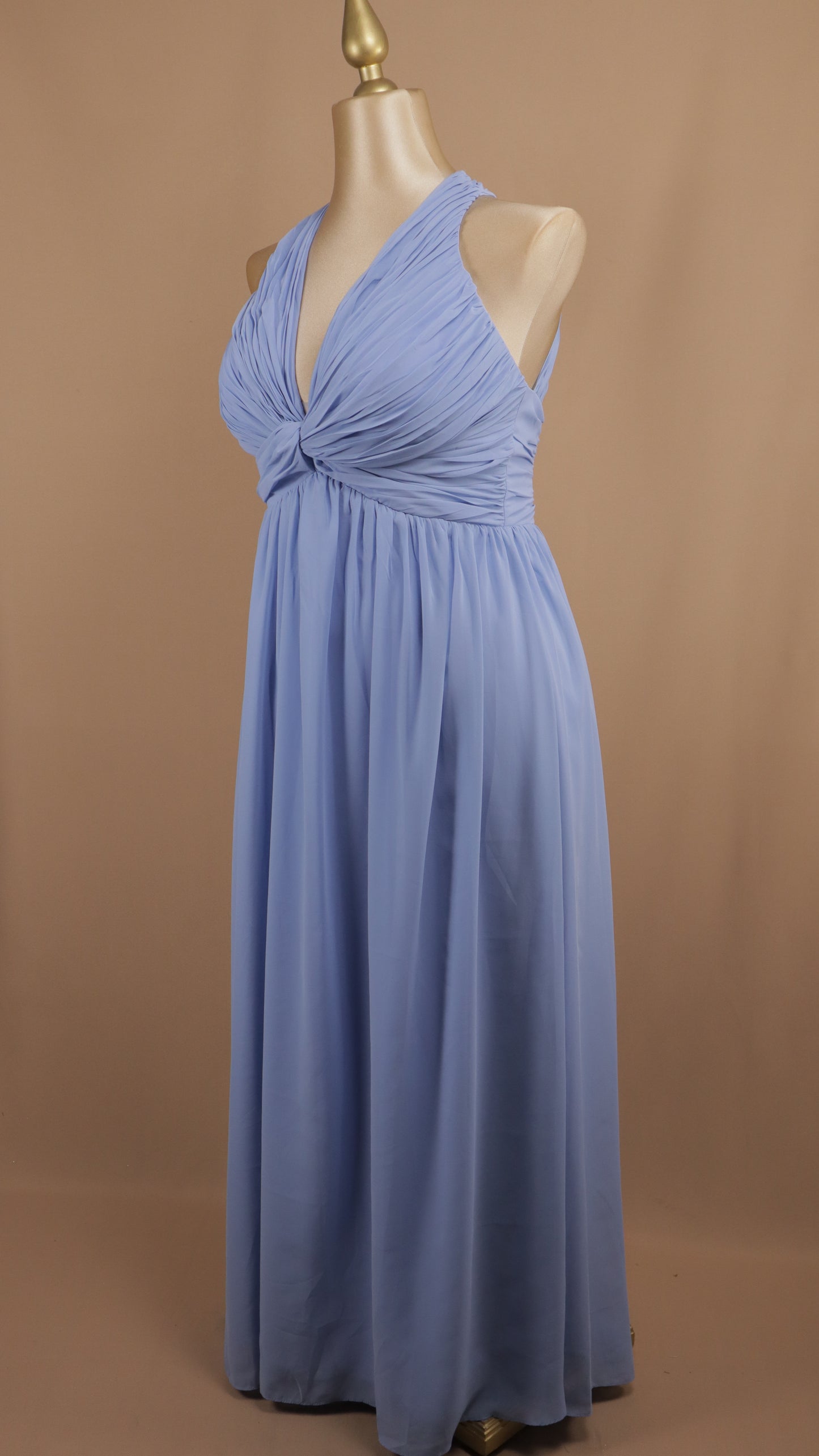 Vestido largo plus size con cuello halter y escote en la espalda