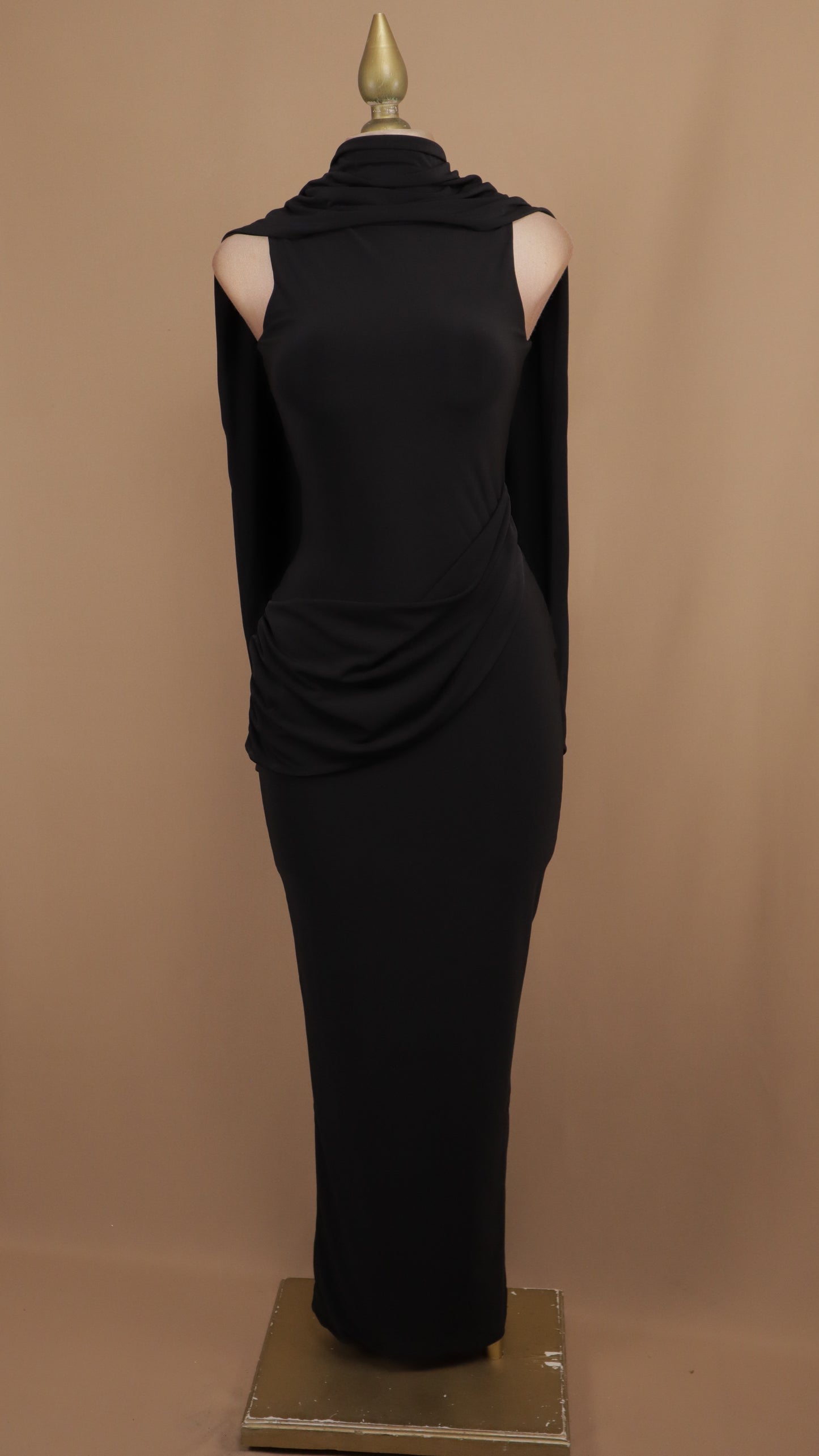 Vestido largo con cauda en cuello