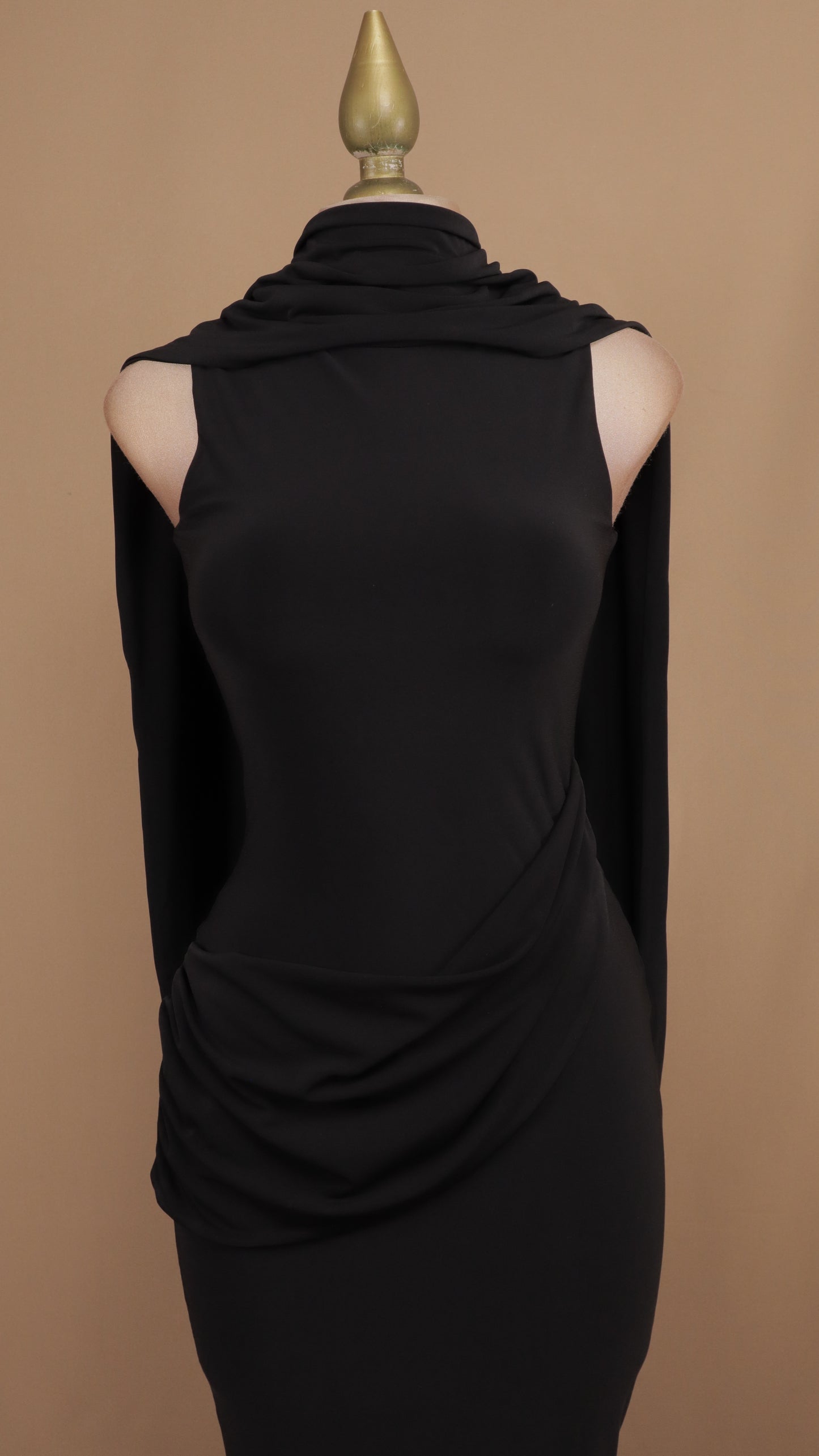 Vestido largo con cauda en cuello