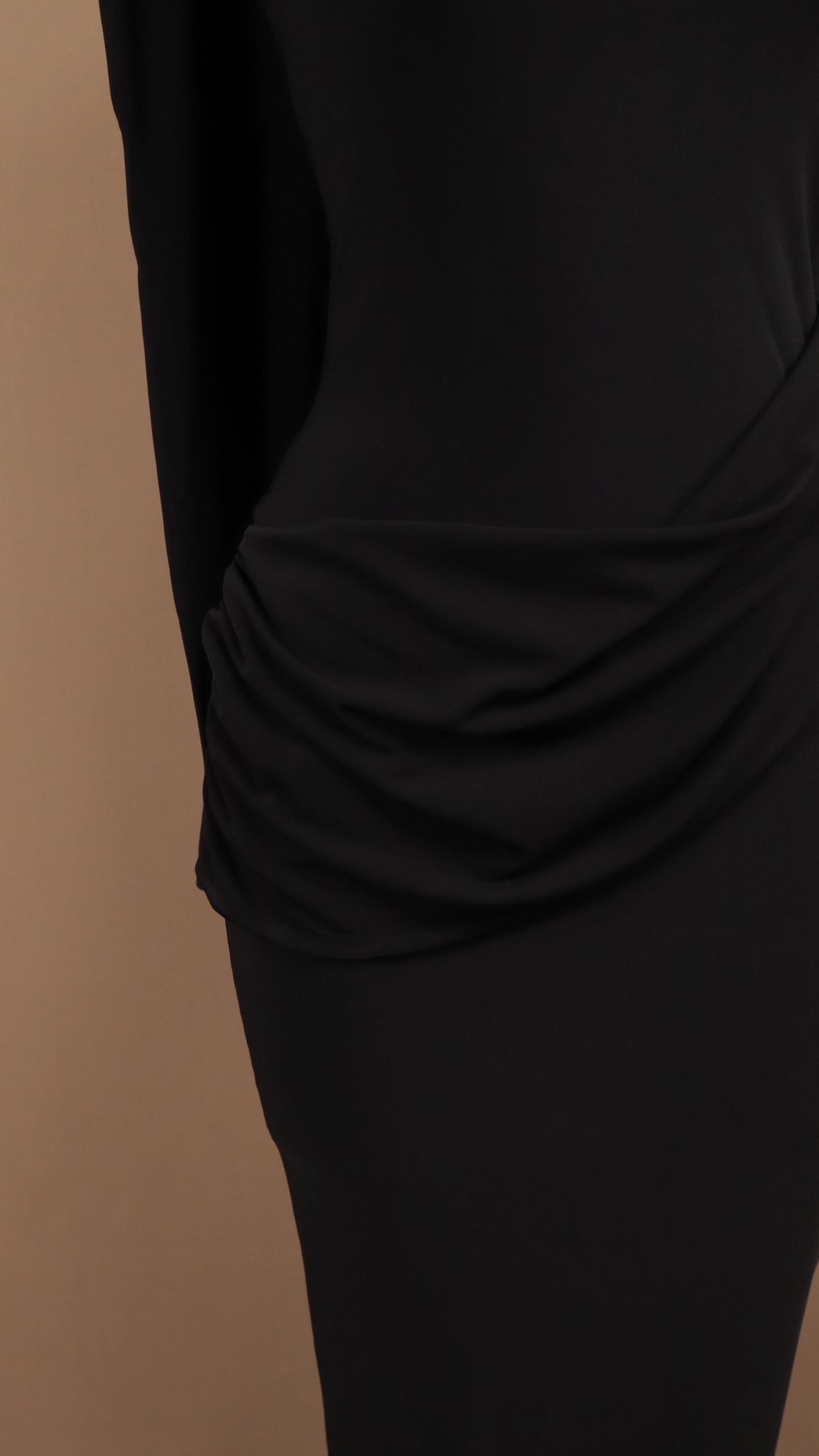 Vestido largo con cauda en cuello