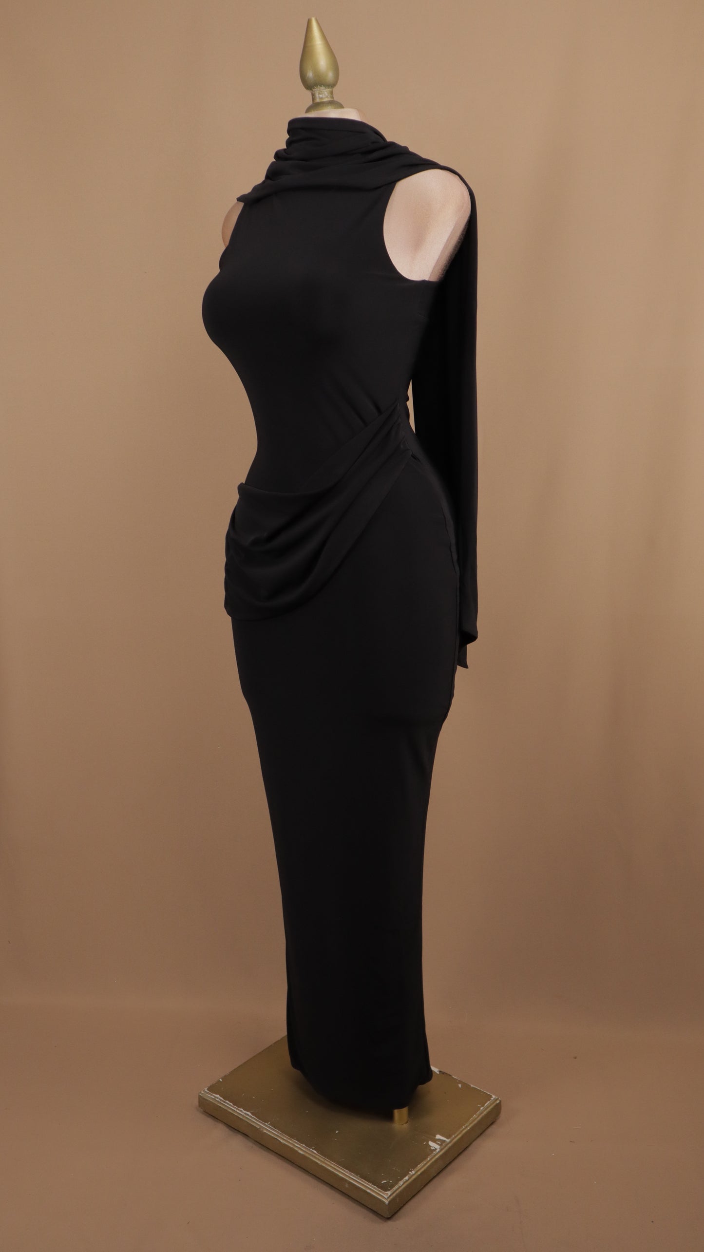 Vestido largo con cauda en cuello