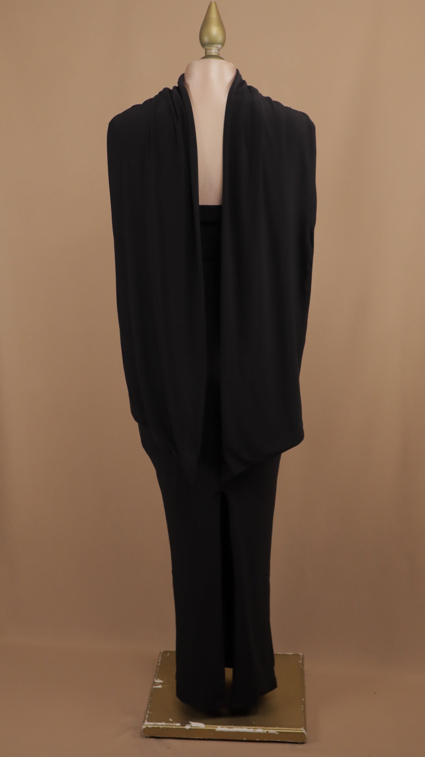 Vestido largo con cauda en cuello