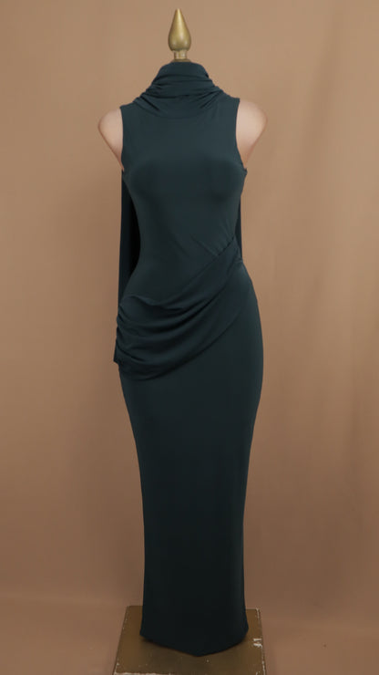 Vestido largo con cauda en cuello